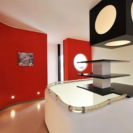 Sleeps 10 Pool Air Con * Lenno